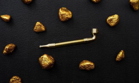 Elegancka metalowa lufka cygarniczka fifka w kolorze złotym do konopi cbd Elegancka metalowa lufka cygarniczka fifka w kolorze złotym do konopi cbd